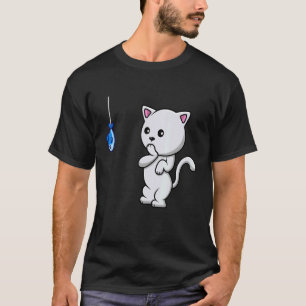 Överraskad kost som ser en fisk och försöker äta t shirt