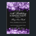 Överraskande 70:e födelsedag Lila Sparkling Ljus Inbjudningar<br><div class="desc">Elegant 70:e Födelsedagsfest inbjudan-design med Lila Sparkling Ljus motif,  eget namn och datum samt ytterligare text. Imponera på din familj och dina vänner med den här snyggten och presentationen av skolfödelsedag.</div>