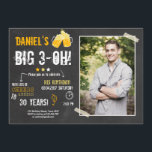 Överraskare Party och öl födelsedag 30 Manar Inbjudningar<br><div class="desc">♥ en perfekt till inbjudan era gäster till denna speciellare födelsedagsfest! Tema för turer och Öl.</div>