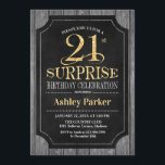 Överraskning 21:a födelsedagen Party - Chalkboard  Inbjudningar<br><div class="desc">Rustic Surprise 21:a födelsedag Firande inbjudan. Elegant i svart,  faux glitter guld och grått wood mönster. Elegantens skriptteckensnitt för funktioner. Berätta om du behöver anpassa dig ytterligare.</div>