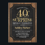 Överraskning 40:e födelsedagen Party - Wood Guld Inbjudningar<br><div class="desc">Rustic Surprise 40:e födelsedag Firande inbjudan. Utformning av elegant i svart och faux glitter guld och mörk brunträ i mönster. Elegantens skriptteckensnitt för funktioner. Meddelande mig om du behöver ytterligare anpassning</div>