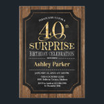 Överraskning 40:e födelsedagen Party - Wood Guld Inbjudningar<br><div class="desc">Rustic Surprise 40:e födelsedag Firande inbjudan. Utformning av elegant i svart och faux glitter guld och mörk brunträ i mönster. Elegantens skriptteckensnitt för funktioner. Meddelande mig om du behöver ytterligare anpassning</div>