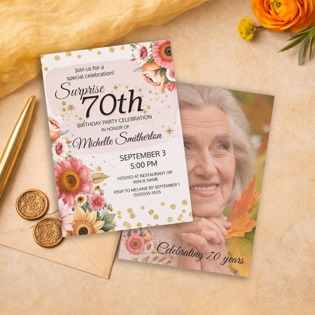 Överraskning 70-års Rosenskär Persikofärgad Blommi Inbjudningar (Burnt orange and yellow floral with gold glitter 70th birthday photo invitation)