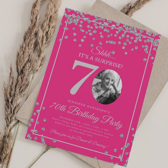 ÖVERRASKNING 70-årsfirande Silverkonfetti Het Rosa Inbjudningar (SURPRISE 70th Birthday Silver Confetti Hot Pink Invitation)