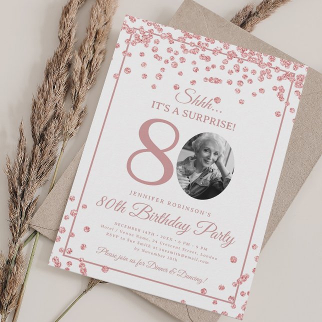 Överraskning 80-årsfest Rosa Guld Konfetti Inbjudningar (SURPRISE 80th Birthday Party Rose Gold Confetti Invitation)