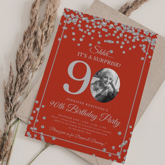 ÖVERRASKNING 90-årsfest Silverkonfetti Röd  Inbjudningar (SURPRISE 90th Birthday Party Silver Confetti Red Invitation)