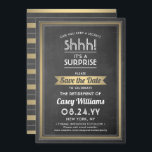 Överraskning av Pension Party-schalkboard Black &  Spara Datumet<br><div class="desc">Kan du behålla en hemlighet? Kolleger, medarbetare, familj och vänner från inbjudan till en elegant och spännande överraskning pension firande med svart, vit och guld på anpassningsbar chalkboard sparar datuminbjudningar. Alla formuleringar i den här mallen är enkla att anpassa, inklusive meddelandet "Shhh!! "Det är en SURPRISE." Konstruktionen har en modern,...</div>