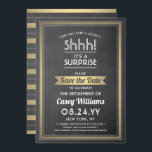 Överraskning av Pension Party-schalkboard Black &  Spara Datumet<br><div class="desc">Kan du behålla en hemlighet? Kolleger, medarbetare, familj och vänner från inbjudan till en elegant och spännande överraskning pension firande med svart, vit och guld på anpassningsbar chalkboard sparar datuminbjudningar. Alla formuleringar i den här mallen är enkla att anpassa, inklusive meddelandet "Shhh!! "Det är en SURPRISE." Konstruktionen har en modern,...</div>