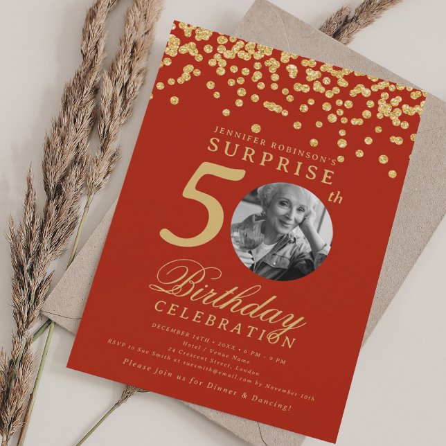 ÖVERRASKNING Foto 50-årsdag Guldkonfetti Rött Inbjudningar (SURPRISE Photo 50th Birthday Gold Confetti Red Invitation)