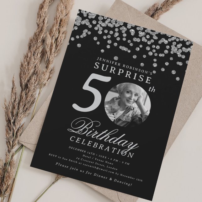 ÖVERRASKNING Foto 50-årsdag Silver Konfetti Svart Inbjudningar (SURPRISE Photo 50th Birthday Silver Confetti Black Invitation)