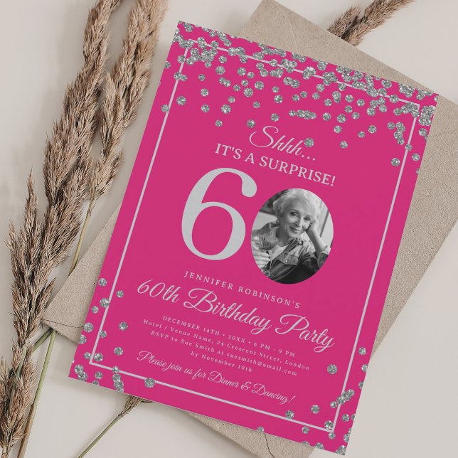 ÖVERRASKNING Foto 60-årsdag Silver Hot Pink Inbjudningar (SURPRISE Photo 60th Birthday Silver Hot Pink Invitation)