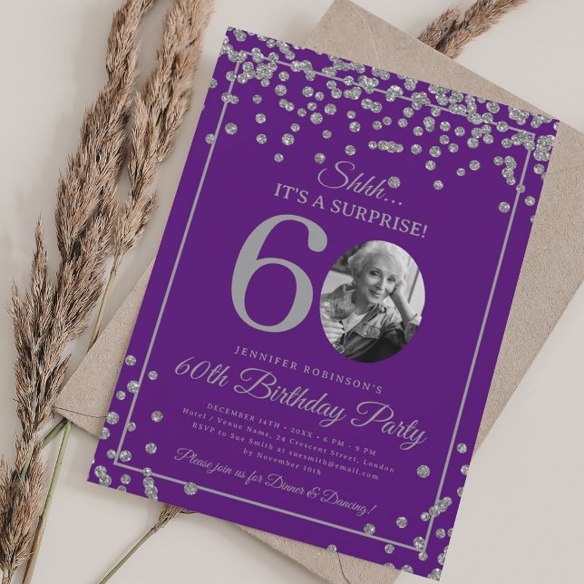 ÖVERRASKNING Foto 60 Födelsedag Silver Konfetti Li Inbjudningar (SURPRISE Photo 60 Birthday Silver Confetti Purple Invitation)