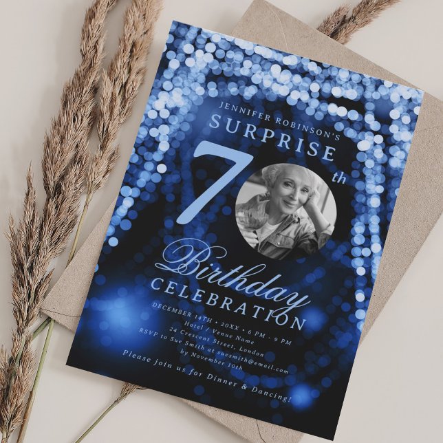ÖVERRASKNING Foto 70-årsdag Blå Glam-ljus  Inbjudningar (SURPRISE Photo 70th Birthday Blue Glam Lights Invitation)