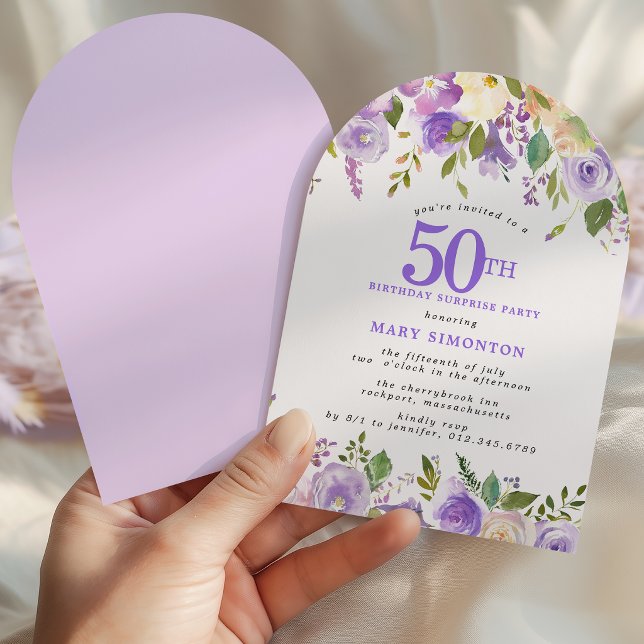 ÖVERRASKNINGSFEST 50-årsdag Lila Blommig Båge Inbjudningar (Skapare uppladdad)
