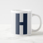 Oversikt Monogram Initial i Silver Grått och Blue Jumbo Mugg<br><div class="desc">Fet och enkel, anpassningsbar jumbo mugg med ditt val av ursprunglig. Designfunktionerna i överdimensionerad sans serif typografi mörk blått på en silver grått-bakgrund. Mallen är inställd för att du ska kunna ändra brev, men om du även vill redigera färger klickar du på "anpassa ytterligare" eller meddelar mig om du behöver...</div>