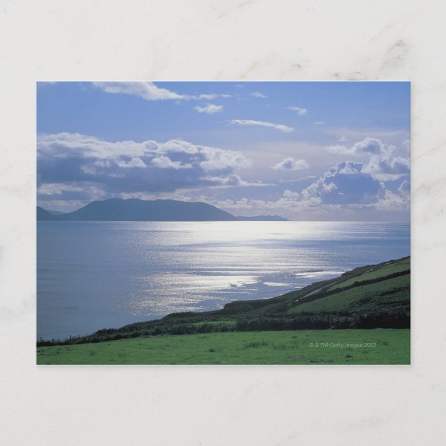 Översikt över en gräslig lutning av havet vykort (Framsida)