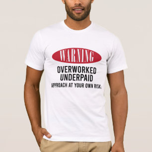 Överskrivet varningsskylt för underbetald t shirt
