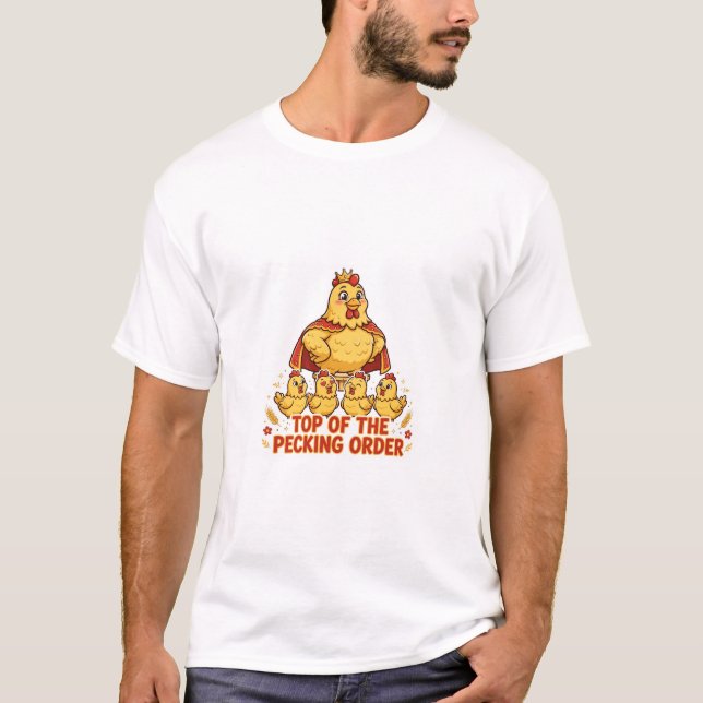 ÖVERST I HACKORDNINGEN Rolig Kyckling T-Shirt (Framsida)