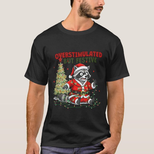 Overstimulated But Festive, Christmas Raccoon,sant T Shirt (Framsida)
