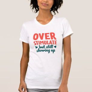 Överstimulerad men ändå närvarande text t shirt