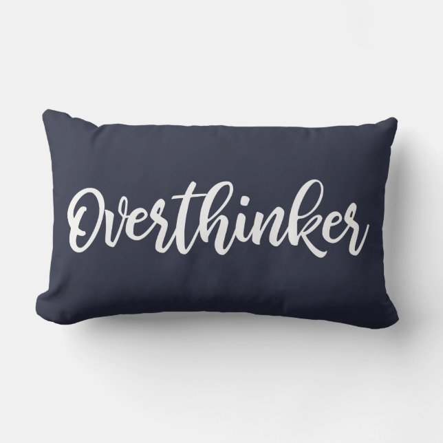 Övertänkare enkel aptitlig ångest Humor typografi Lumbarkudde (Framsida)