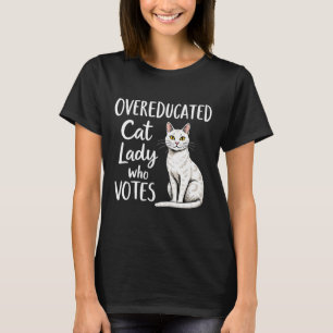 Överutbildad katt Dam som röstar för Kamala Harris T Shirt
