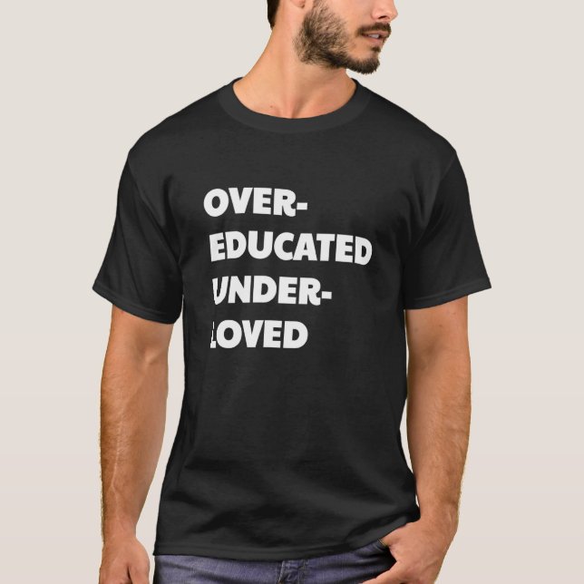Överutbildad Och Underälskad Millennial Katt T Shirt (Framsida)
