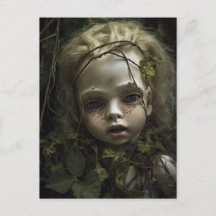 Överväxt av övergiven doll i ett Garden Postcard Vykort