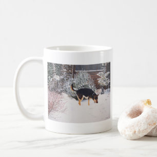 Övervintra snöplatsen med gullig svart och garva kaffemugg