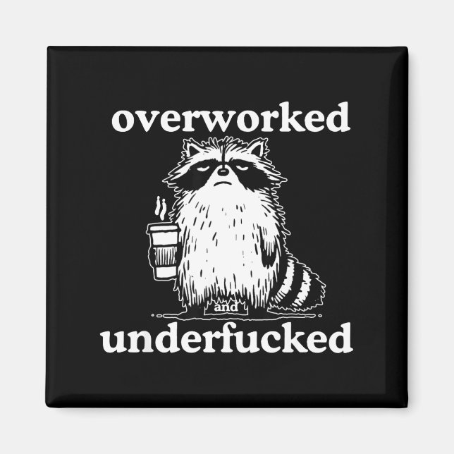 Overworked And Underfored Funny Raccoon Coffee Say Magnet (Framsidan)