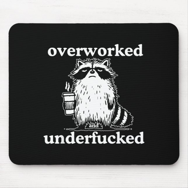 Overworked And Underfored Funny Raccoon Coffee Say Musmatta (Framsidan)