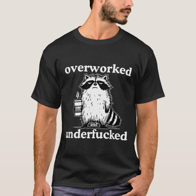 Overworked And Underfored Funny Raccoon Coffee Say T Shirt (Framsida)