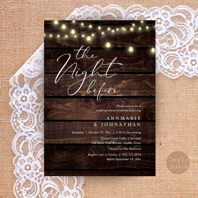 Övningsmiddagen för det romantiska bröllopet kväll inbjudningar (The Night Before Romantic Wedding Rehearsal Dinner Invitation Card in String Lights Brown Wood)
