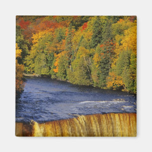 Övre Tahquamenonfallen i UP Michigan i Magnet