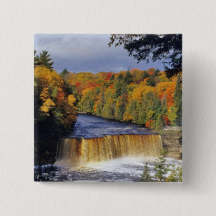 Övre Tahquamenonfallen i UP Michigan på hösten Knapp