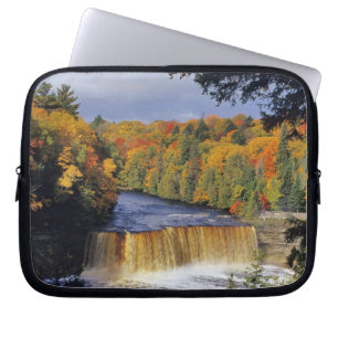 Övre Tahquamenonfallen i UP Michigan på hösten Laptop Sleeve