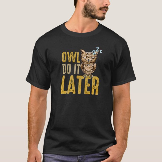 OWL DO IT LATER Napping Procrastination Owl T Shirt (Framsida)