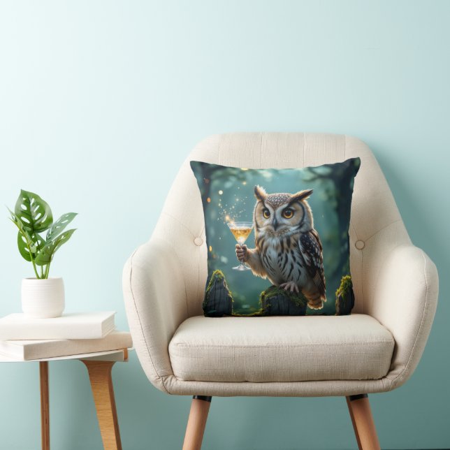 Owl Holding a Cocktail In a Mystical Forest Kudde (Stol)