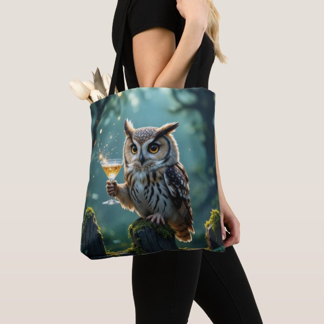Owl Holding a Cocktail In a Mystical Forest Tygkasse (Närbild)