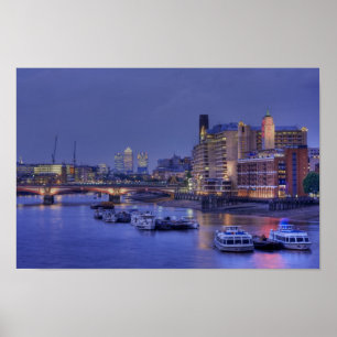 Oxo torn och Thames River på natten Poster