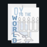 Oy to World Funny Lycklig Hanukkah Blue Menorah Julkort<br><div class="desc">all text på detta kort är formaterad,  så att den lätt kan ändras om du vill. Detta omfattar naturligtvis även namnteckning på baksidan. Framsidan har grafik på ett ogenomskinligt globe med en mask i bakgrunden och en silver-menorahkontur till högerna grund</div>