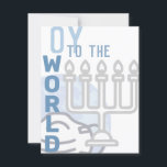 Oy to World Funny Lycklig Hanukkah Blue Menorah Julkort<br><div class="desc">all text på detta kort är formaterad,  så att den lätt kan ändras om du vill. Detta omfattar naturligtvis även namnteckning på baksidan. Framsidan har grafik på ett ogenomskinligt globe med en mask i bakgrunden och en silver-menorahkontur till högerna grund</div>