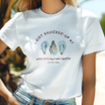 Oyster Coastal Strand Möhippa Fest T Shirt<br><div class="desc">Fira bruden i kuststil med denna roliga möhippa-t-shirt som har frasen “I Got Shucked Up” på framsidan och varje flickas namn på baksidan. Perfekt för strandmöhippor,  ostronfestar och bröllopshelgens firande,  gör denna skjorta en lekfull och personlig souvenir för brudgruppen. Bekväm,  fotoberedd och full av kustpersonlighet.</div>
