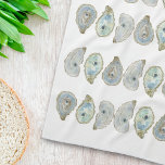 Oyster Mönster Kökshandduk<br><div class="desc">Mönster-konstruktionen skapades med hjälp av mina ursprungliga vattenfärger inspirerade av ostronen längs Alabama Bukt Kusten. De vackra opalescent blues och gröntar som de nautiska snäckorna har är höjdpunkten på denna konstruktion! Perfekt för ditt kök, de här handdukarna är både söt OCH praktisk. AirBnB och uthyrningsvänliga med lätt tvättning! De lägger...</div>