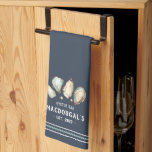 Oyster & Pearl Personlig Family Namn Oyster Pub Kökshandduk<br><div class="desc">Kökshanddukar i chicen har mjuk kräm och vattenfärgstryck samt pärlbilder. Perfekt för strandhus,  kustbovar eller andra som kärlek ostron och färsk skaldjursfisk. Anpassa med en familj namn och ett år som är etablerat längs grund,  tillsammans med "Oyster Pub" eller ditt val av personalisering.</div>