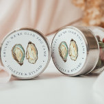 Oyster Wedding Favor för kustfärgen Runt Klistermärke<br><div class="desc">De här klistermärkena för kustbröllop har två bilder av mjuk kräm och akvatiska ostron med två linjer anpassningsbar text i klassisk marin blå text. "Vi är glada att du kom" och din namn. Perfekt för strandtema,  sommar eller nautiska bröllop firande.</div>