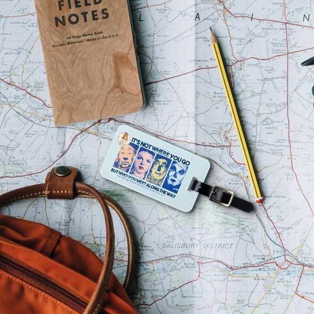 Oz™-guiden | Vem du träffar på vägen Bagagebricka (Luggage tag on table)