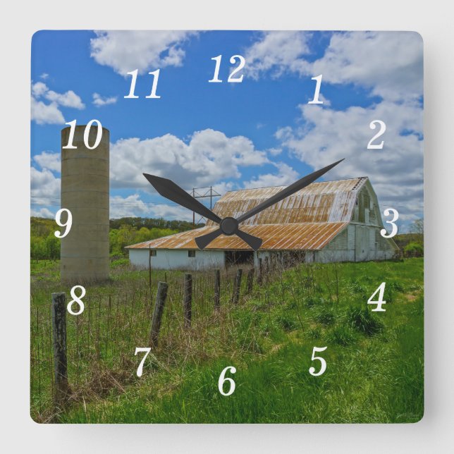 Ozarks Old Barn and Silo Wall Clock Fyrkantig Klocka (Framsida)