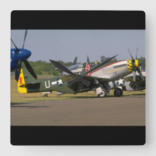 P51 Mustang, sidvy.(bana)_WWII Flygplan Fyrkantig Klocka