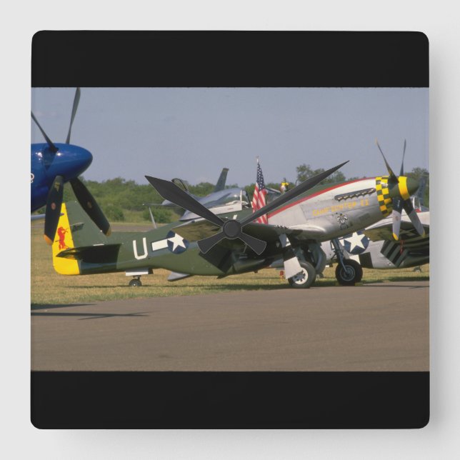 P51 Mustang, sidvy.(bana)_WWII Flygplan Fyrkantig Klocka (Framsida)
